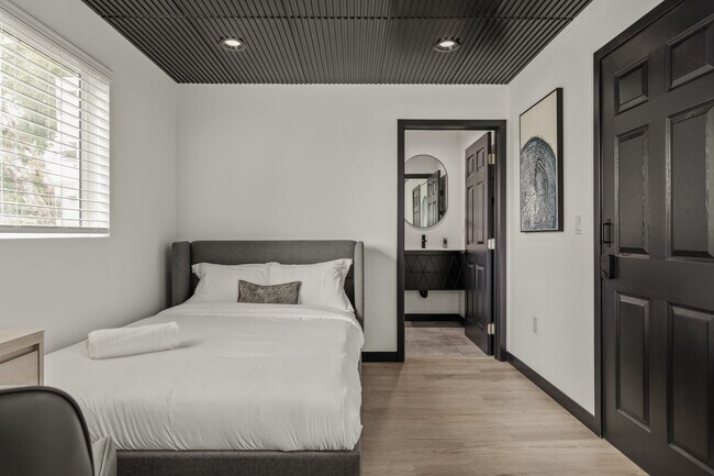 Building Photo - A 5 bedroom, 4 bathroom Fully Furnished Apartment at 1515 1/2 Selby Ave.