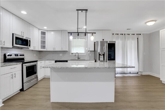 Building Photo - 3436 Pinehill Dr