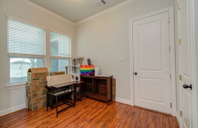 Building Photo - 10205 Brooktree Dr