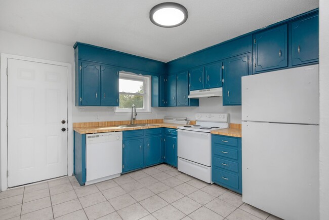 Building Photo - Newly Renovated, Energy Efficient Unit Min...