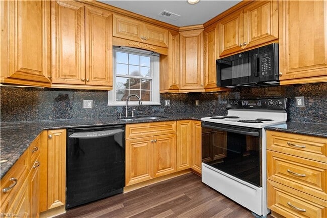 Building Photo - 821 Gene Crescent