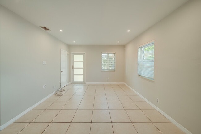 Building Photo - 917 NE 164th St