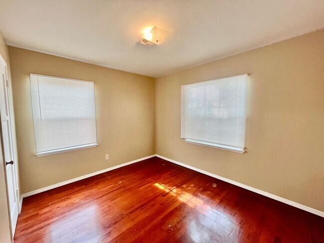 Building Photo - 3BR Home in Fairmount Park - Spacious Yard & Prime Location!