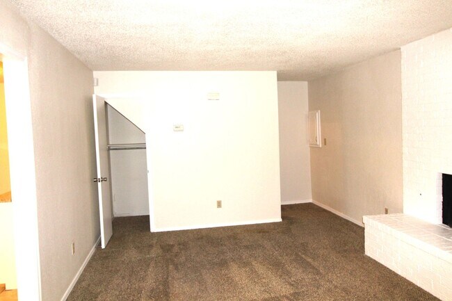 Building Photo - 1712 Jennifer Cir