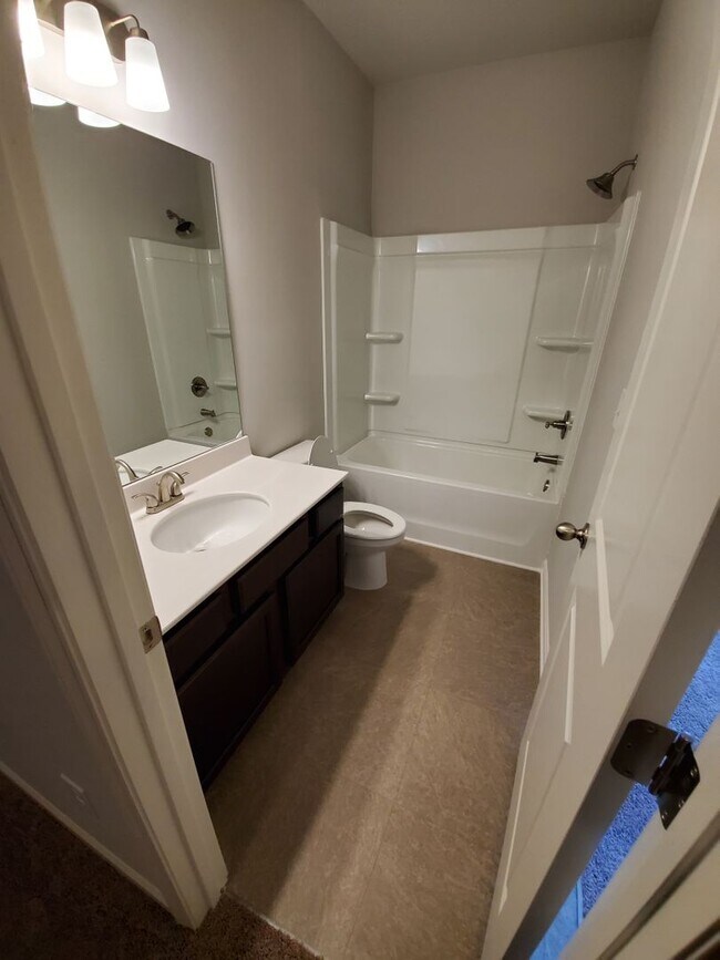 Building Photo - Charming 3-Bedroom Townhome with Stylish F...