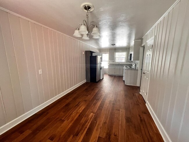 Building Photo - 807 N Ellis Ave