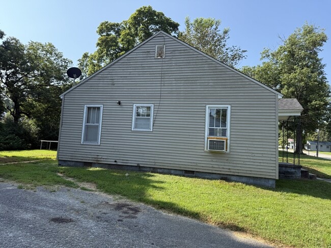 Building Photo - 347 S Cedar St