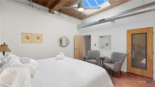 Building Photo - 222 Losoya St