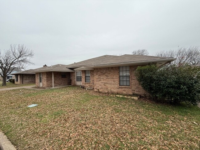 Building Photo - 3 bedroom 2 bathroom Duplex in 76015