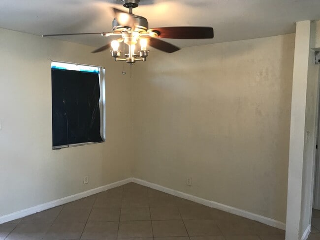 Building Photo - Nice 2-1 house with central air