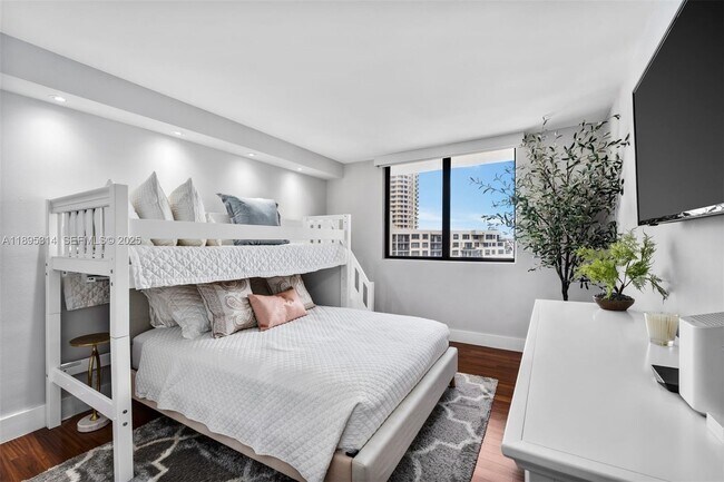 Building Photo - 520 Brickell Key Dr