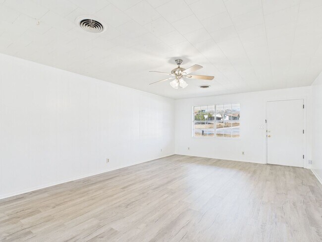 Building Photo - 100 NW Hills Dr