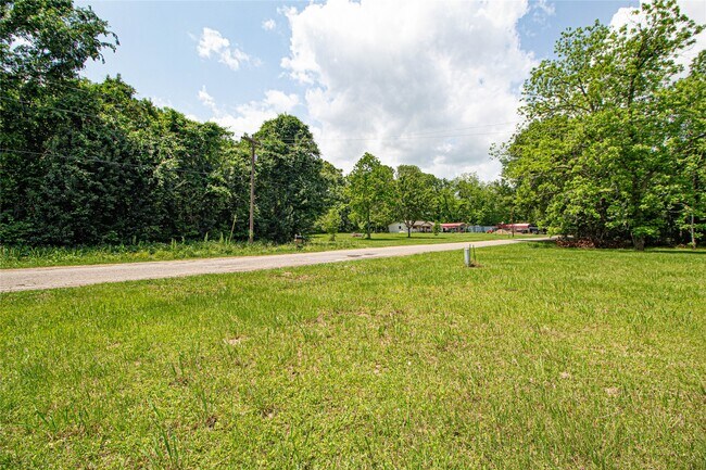 Building Photo - 613 River Rd