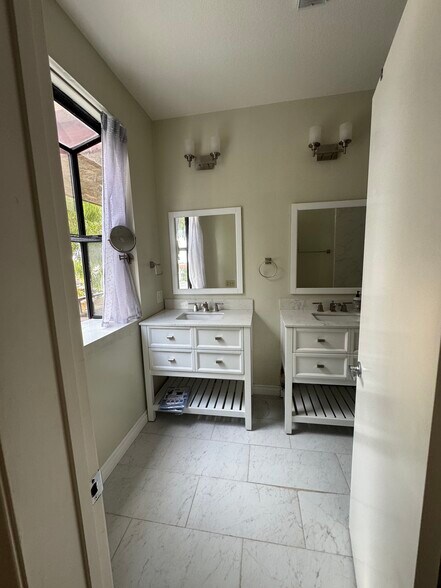 Master bath - 11077 Palms Blvd