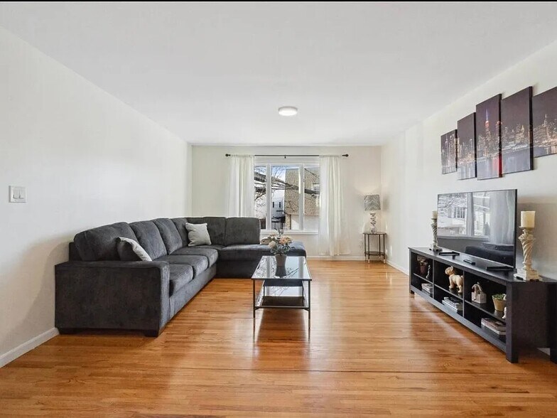 LIVING ROOM - 42 Van Buren St