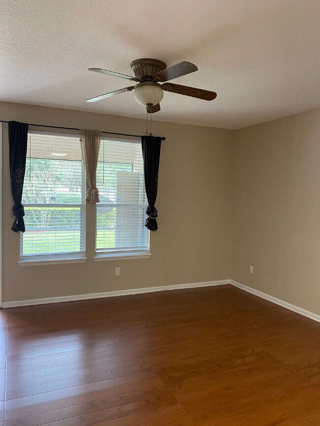 Building Photo - Beautiful 3-Bedroom Townhome in Desirable Oakleaf Plantation – Available Now!