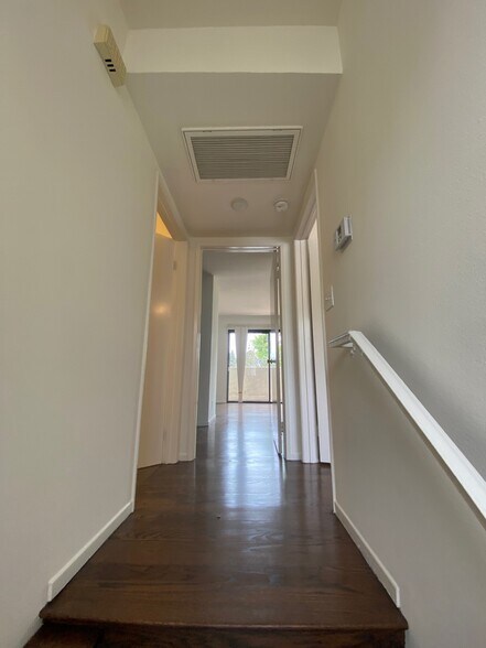 Upstiars landing - 10330 Riverside Dr