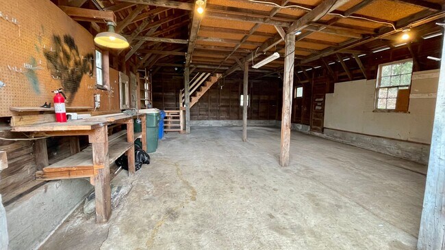 Building Photo - Country Living Home On Over Half An Acre! ...
