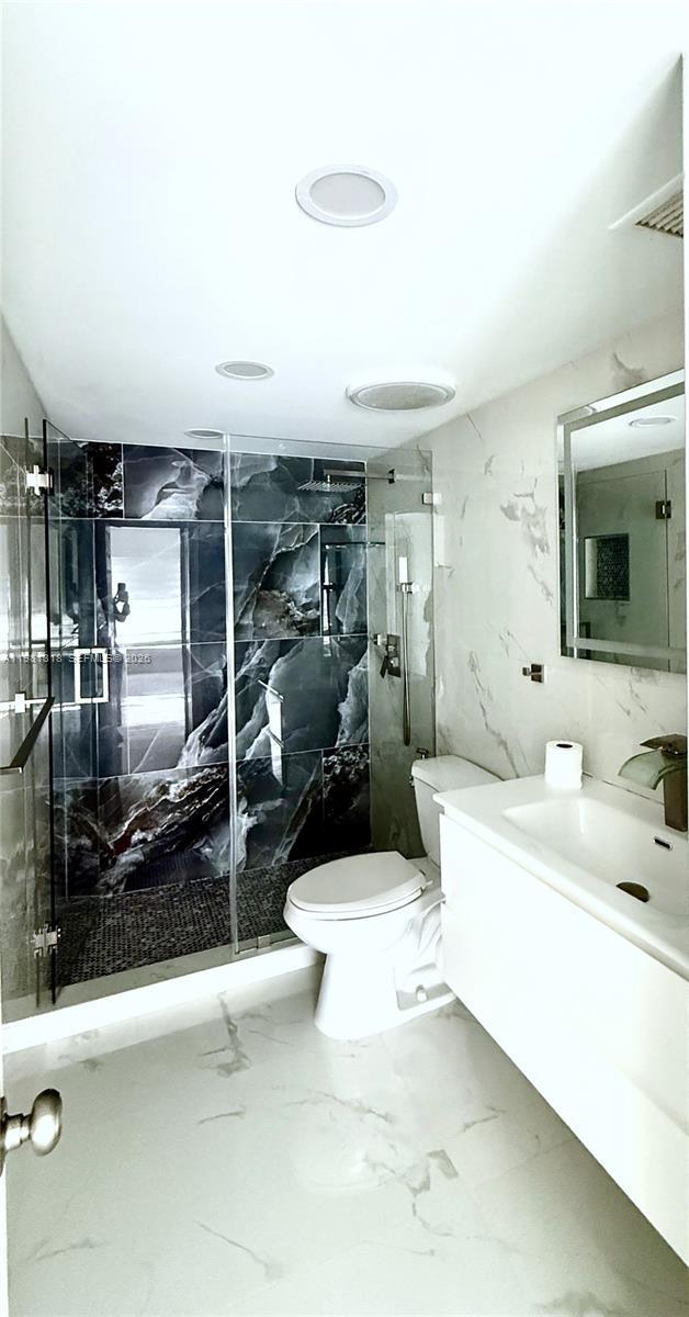 Building Photo - 4174 Inverrary Dr