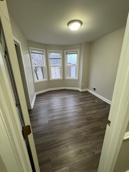 Building Photo - 414 S Augusta Ave