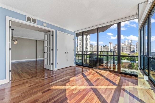 Building Photo - 1309 N Wells St