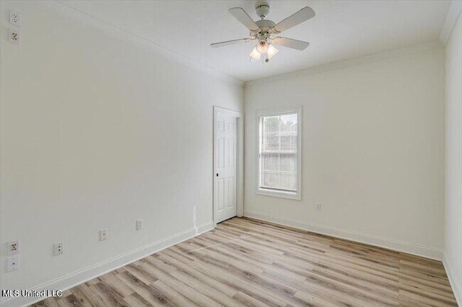 Building Photo - 409 Sand Stone Pl