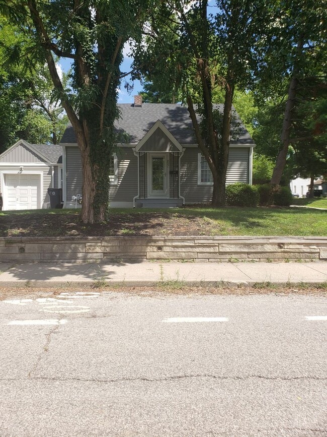 Primary Photo - Spacious 3 bedroom, 1 bath Home - Availabl...