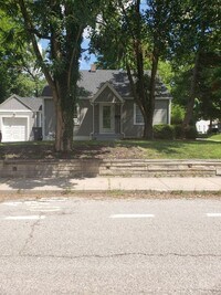 Building Photo - Spacious 3 bedroom, 1 bath Home - Availabl...