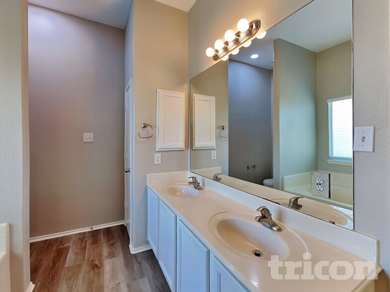 Building Photo - 6701 Fairglen Dr