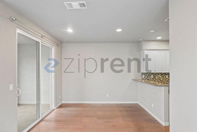 Building Photo - 2077 Kiwi Walkway