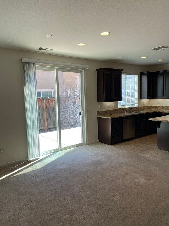Building Photo - Close to Folsom High School! - 3 Bdrm, 2.5 bath