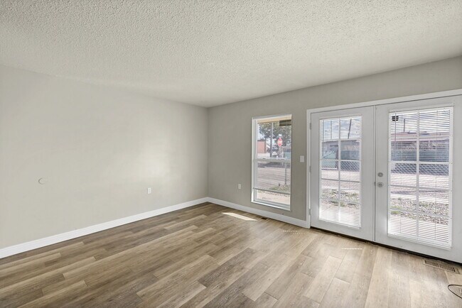 Building Photo - 402 Sunny Ln