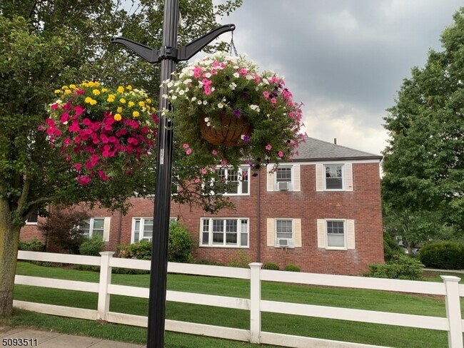 Building Photo - 12 Green Acres Dr