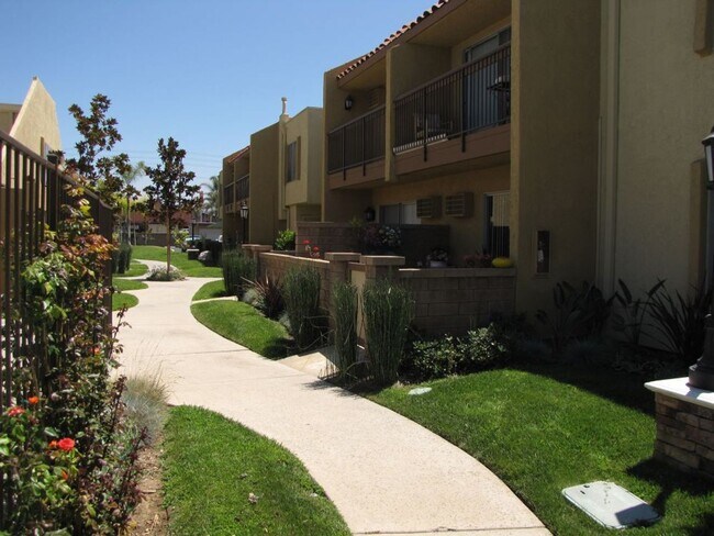 Building Photo - Downstairs 1 Bedroom Unit with Front Patio...