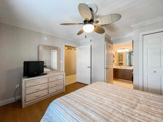 Building Photo - 13500 Sandy Key Dr