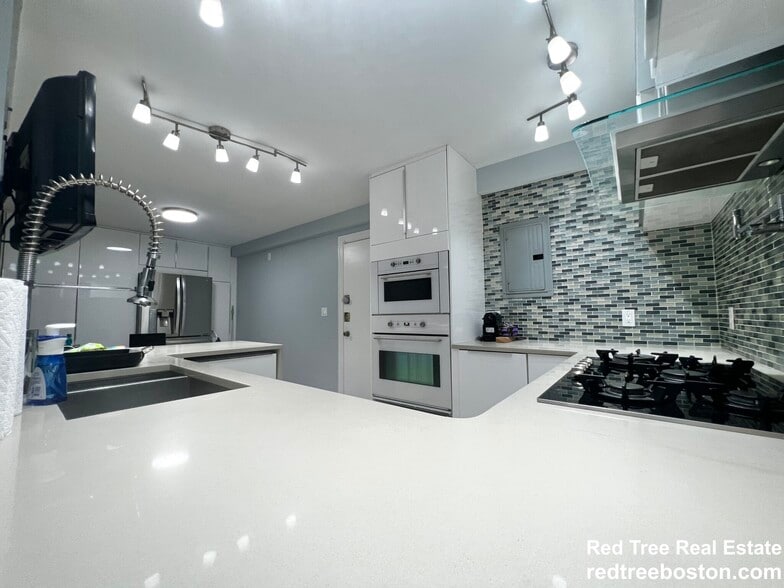 Building Photo - 57 Broadlawn Park