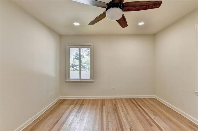 Building Photo - 6085 Glenridge Dr