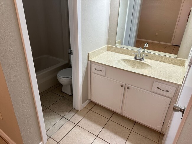 Building Photo - REFRESHED HALF DUPLEX IN IRVING!!