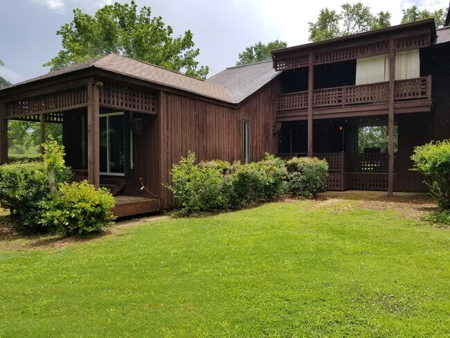 Building Photo - 22 Fairway Ln
