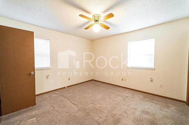 Building Photo - 3 Bedroom Home with 2-Car Garage and Covered Parking