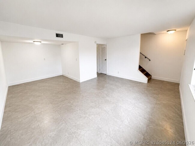 Building Photo - 5728-5728 Blueberry Ct