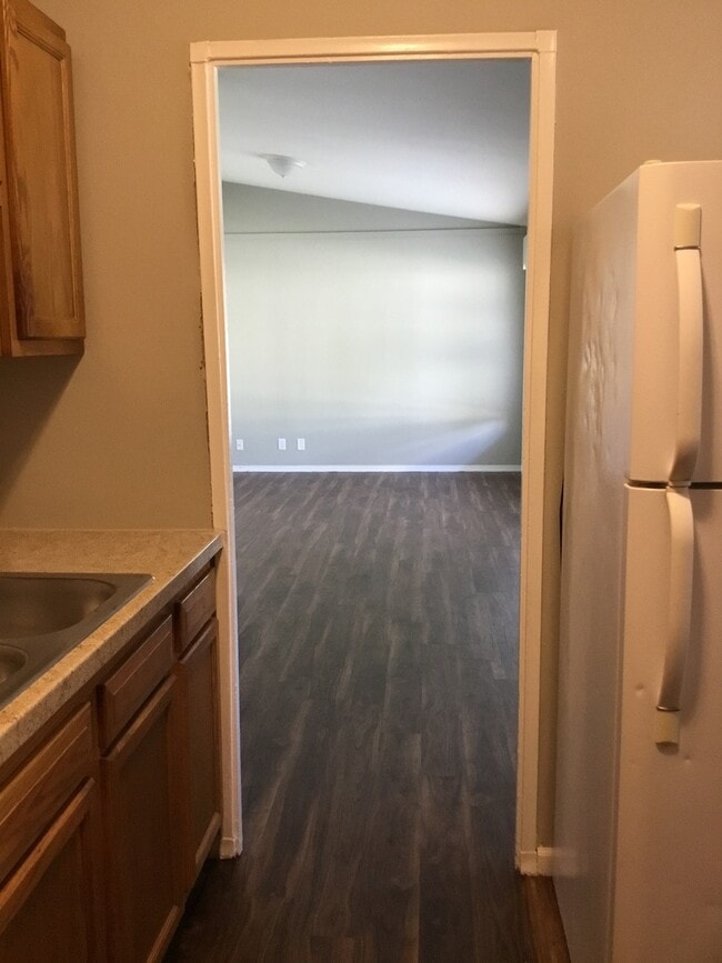 Building Photo - Very nice 3bed/1bath south side home w/ garage & fenced in back yard