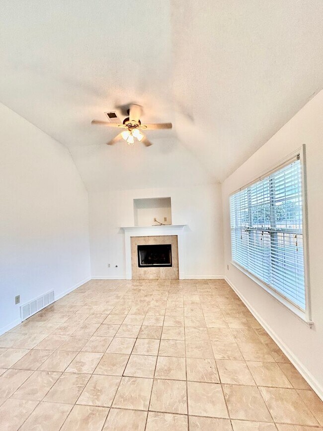 Building Photo - Discover this 4 bedroom 2 bath home for re...