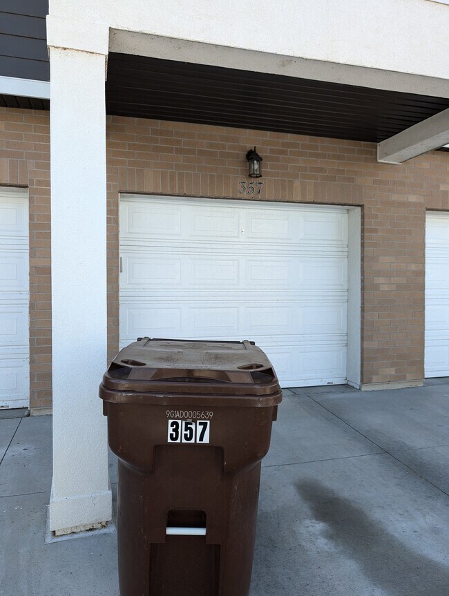 Building Photo - 357 750 N