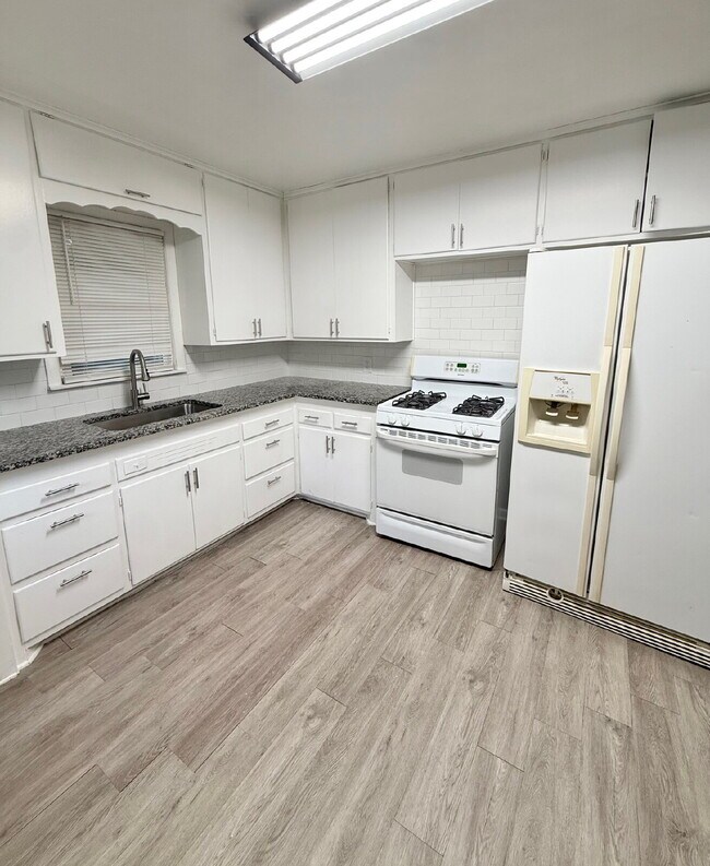 Building Photo - Charming 4-Bedroom Home with Spacious Layo...