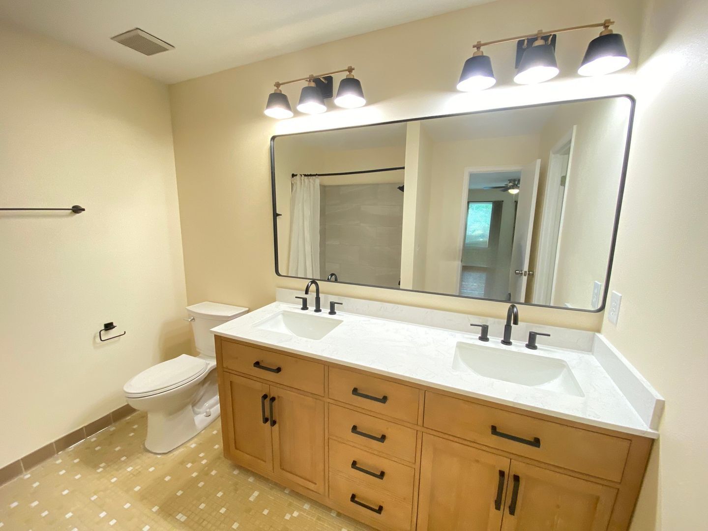 Building Photo - Wow! 2 bedroom, 2.5 bath, two story townho...