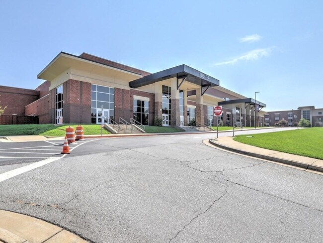 Building Photo - 4512 Woodlawn Lake Dr