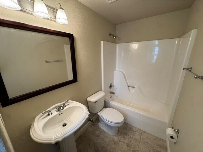 Building Photo - 407 Lyndal Ln