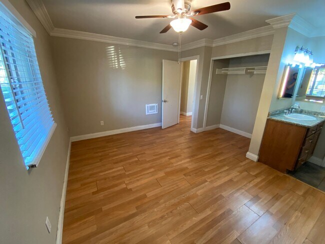 Building Photo - 2 bed 2 bath downstairs unit