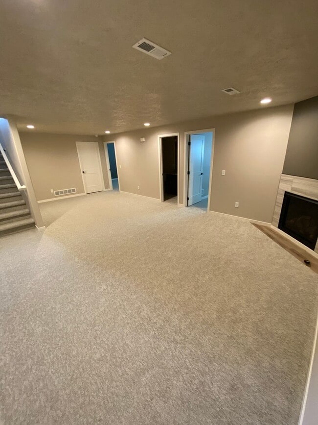 Building Photo - Twin Home